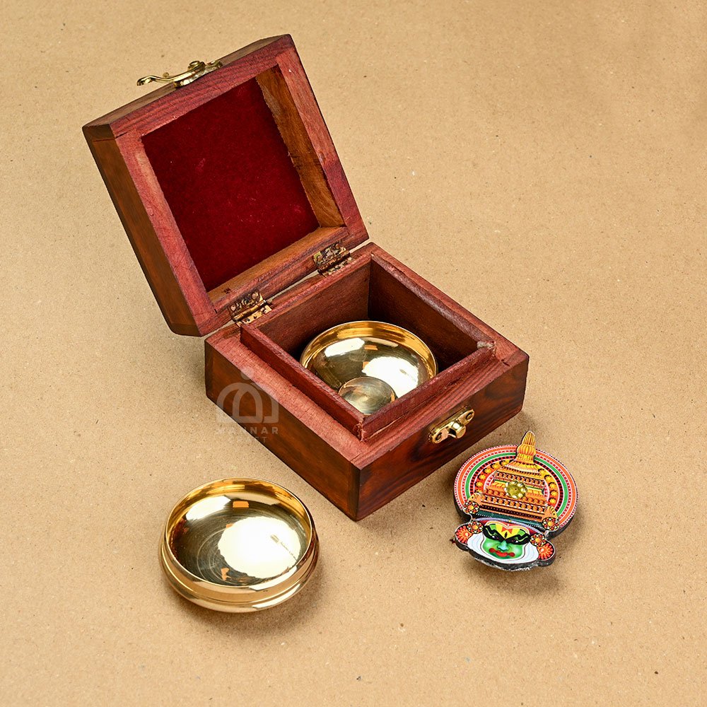 Mannar Craft Onam Combo – 4 x 4 Jewel Box, 2 Brass Uruli & Kathakali Fridge Magnet Gift Set
