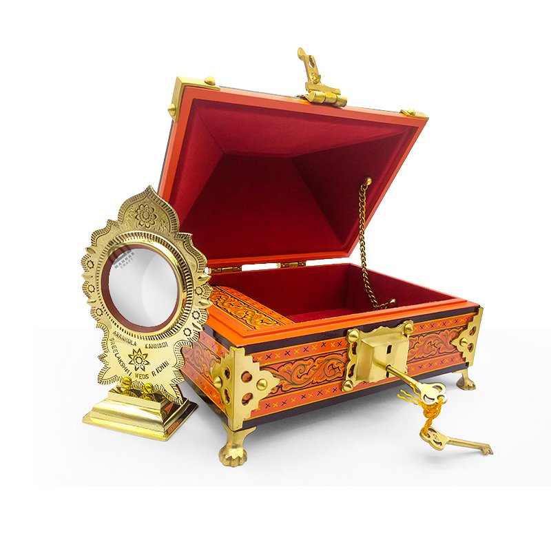 Nettoor Petti & Aranmula Kannadi Set: Customizable Wedding and Housewarming Gift - Medium