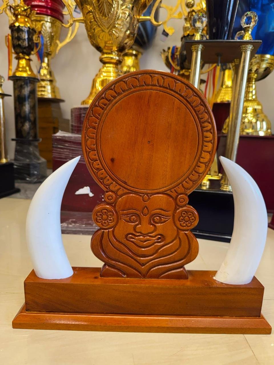 Premium Mahogany Wood Kathakali Tusk Memento – 38 cm Handcrafted Wooden Trophy Featuring Elephant Tusks & Classical Kerala Art | Cultural Decor & Award Gift by Mannar Craft