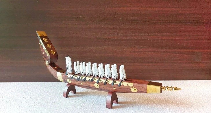 Snake boat with men- 18 inch