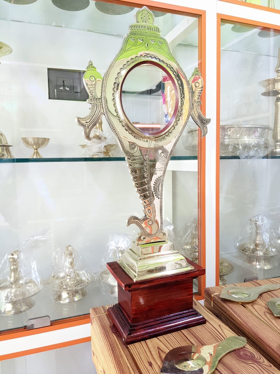 Aranmula kannadi with Wooden Base | 5 inch mirror size